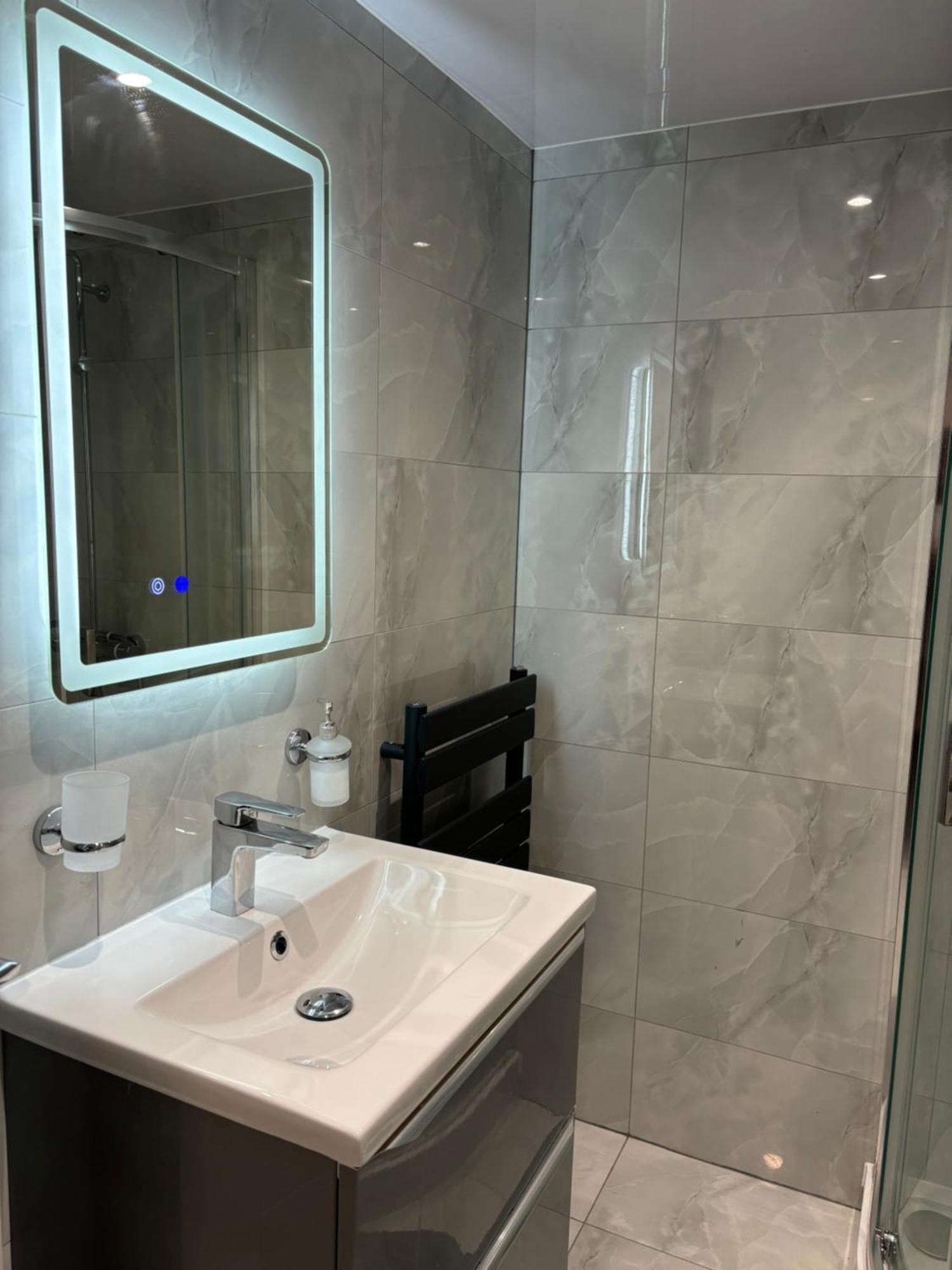 Newly Build 2Br Property With Free Parking ハイワイクーム エクステリア 写真