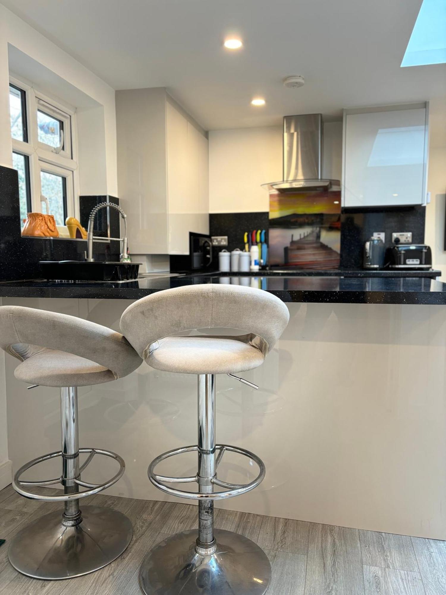 Newly Build 2Br Property With Free Parking ハイワイクーム エクステリア 写真