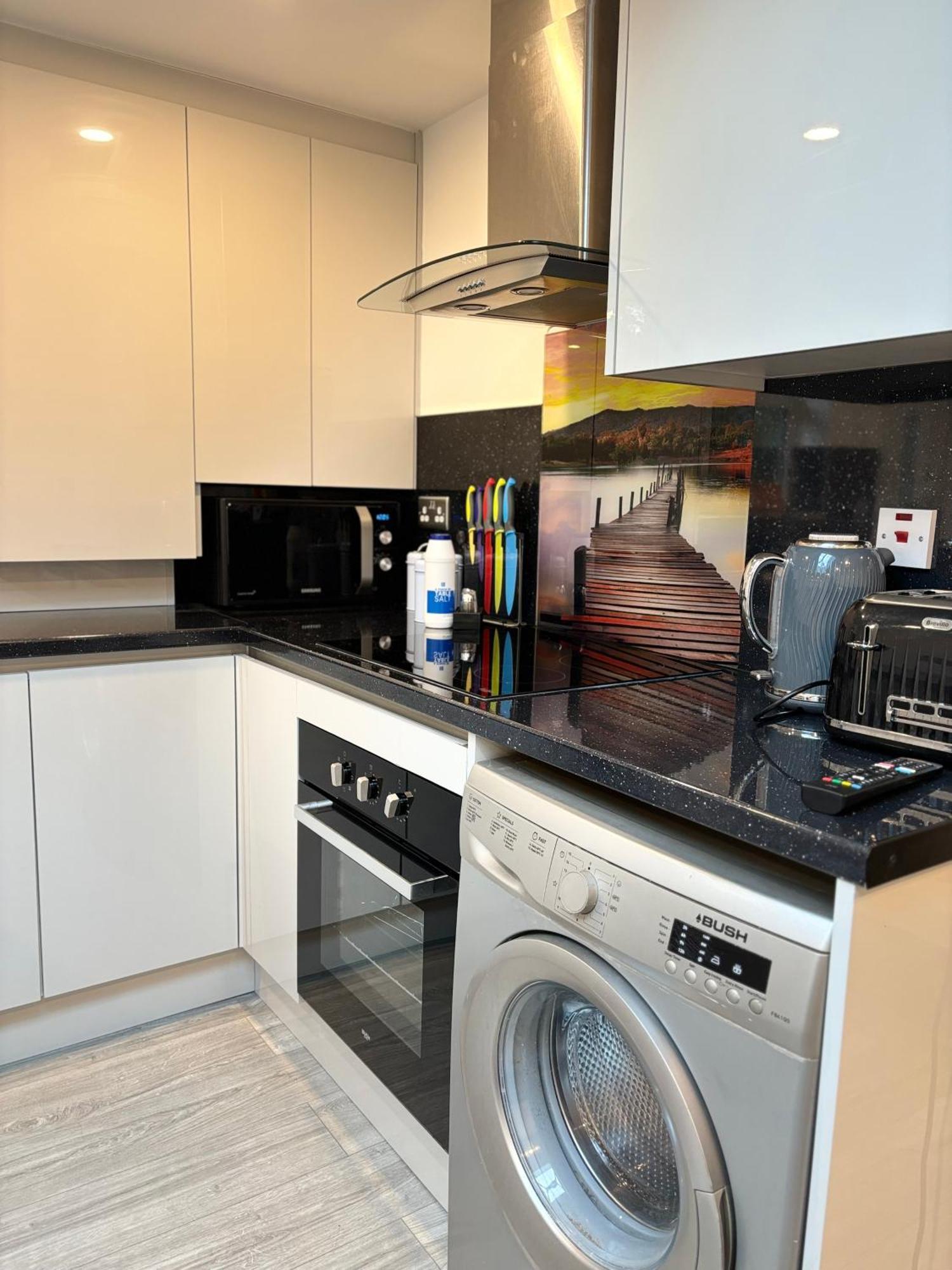 Newly Build 2Br Property With Free Parking ハイワイクーム エクステリア 写真