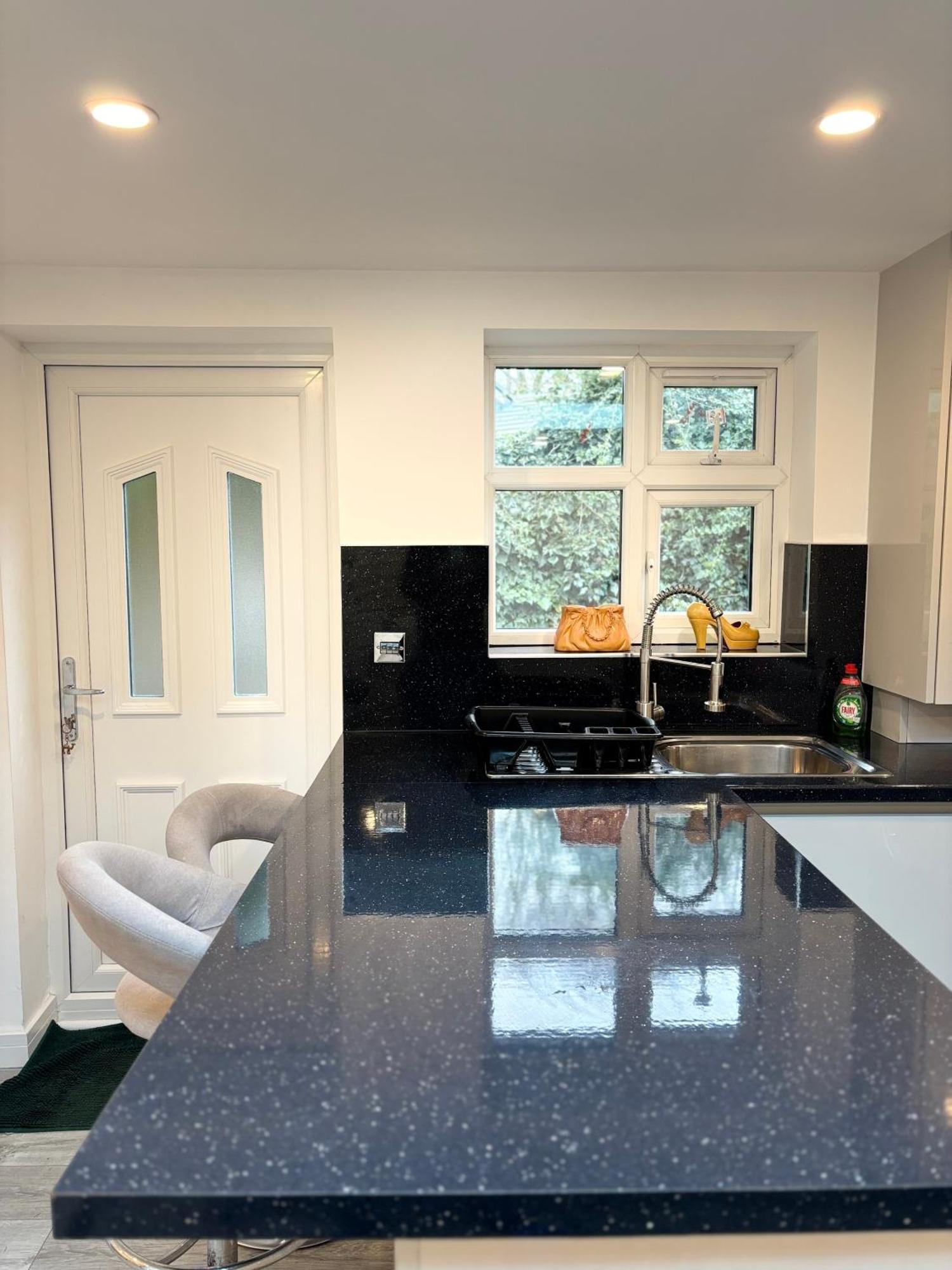 Newly Build 2Br Property With Free Parking ハイワイクーム エクステリア 写真